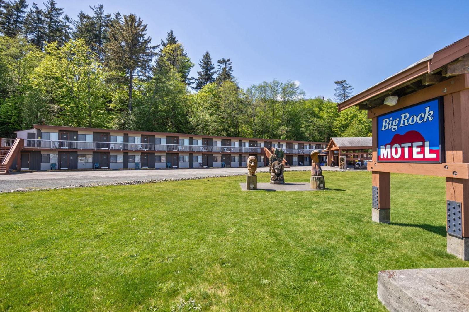 Big Rock Motel Кэмпбелл-Ривер Экстерьер фото