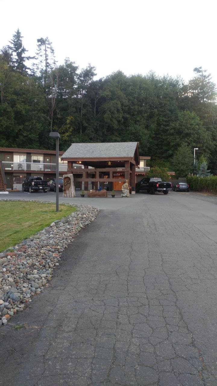 Big Rock Motel Кэмпбелл-Ривер Экстерьер фото