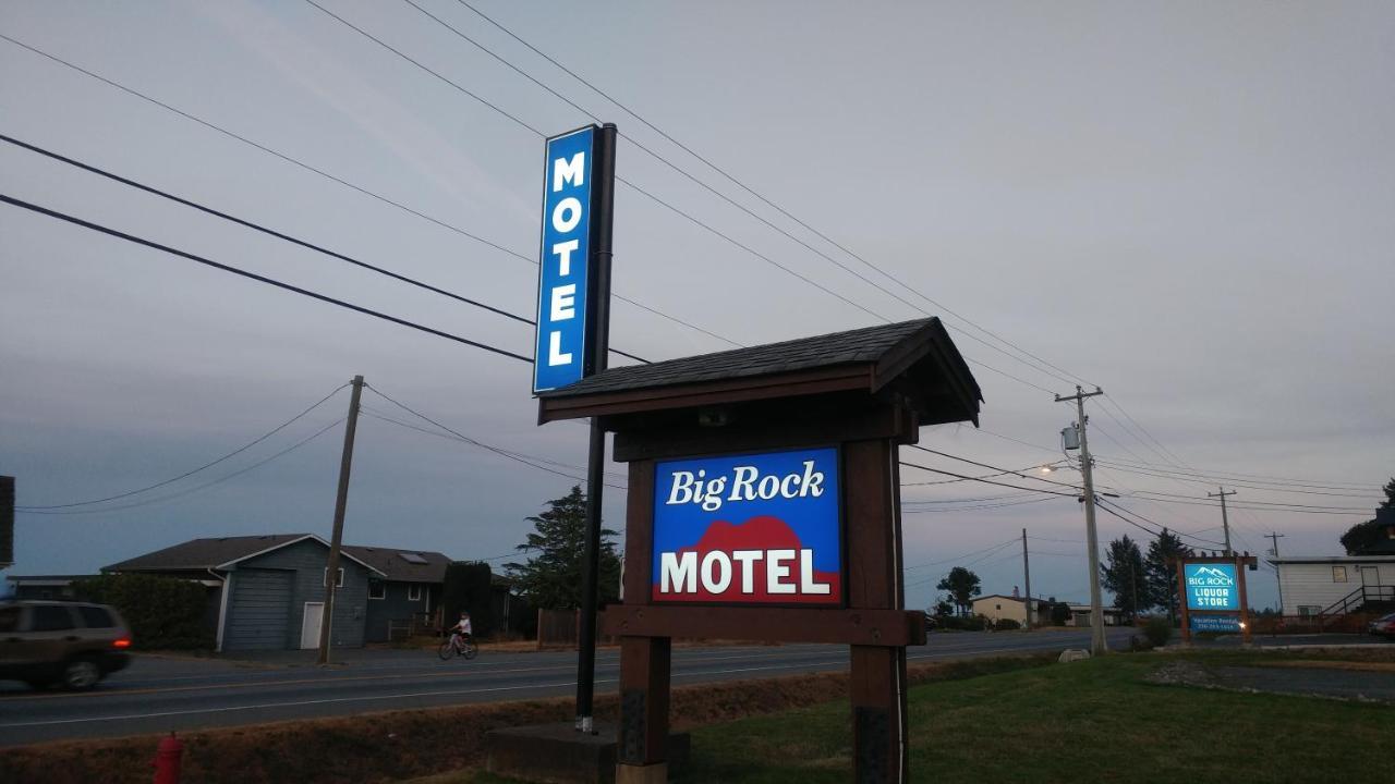 Big Rock Motel Кэмпбелл-Ривер Экстерьер фото